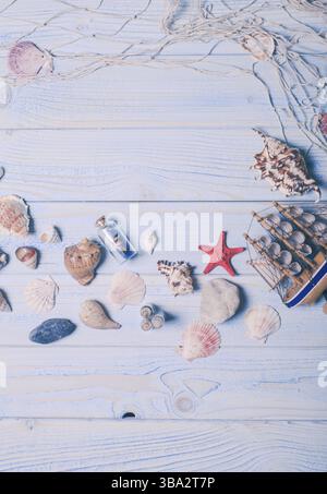 Style maritime sur fond en bois bleu avec espace de copie Banque D'Images