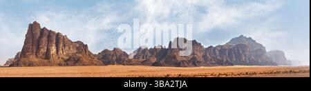 Panorama des sept piliers de la formation rocheuse de sagesse vu du centre des visiteurs dans le désert protégé de Wadi Rum, Jordanie, Wadi Rum, Jordanie, Asie Banque D'Images