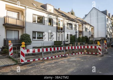 Réparation du pipeline dans la rue de la ville. Chantier de construction sur une conduite d'alimentation en eau potable endommagée. Fermé à la circulation. Réparation de communications souterraines Banque D'Images