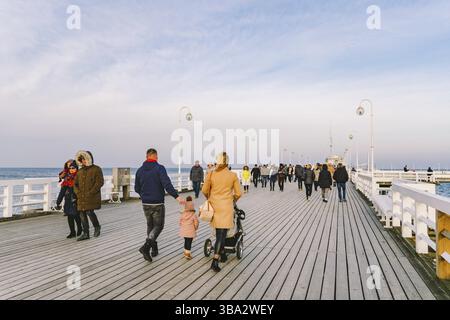 Sopot Pier Molo dans la ville de Sopot, Pologne le 9 février 2020. Une journée d'hiver froide sur la célèbre vieille jetée en bois de Sopot, située sur la mer Baltique. Les gens walki Banque D'Images