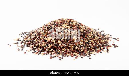 Tas de graines de quinoa rouge, blanc et noir Banque D'Images