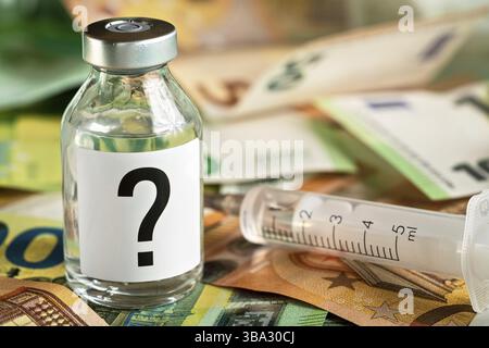 Flacon de vaccin avec point d'interrogation sur l'étiquette, aiguille de seringue hypodermique à proximité et billets en euros sous celui-ci Banque D'Images