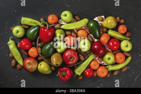 Mélange de légumes et de fruits sur marbre noir comme planche, vue d'en haut, Liptovsky Hradok, Slovaquie, Europe Banque D'Images