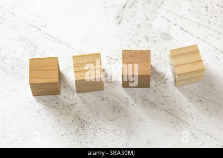 Quatre cubes en bois vierges sur panneau de ciment blanc, Liptovsky Hradok, Slovaquie, Europe Banque D'Images