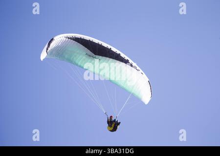 Weissrussland Stadt Gomel 7. Oktober 2018. Auftritte auf Paragliding. Ein Gleitschirm fliegt in den Himmel unter einem mehrfarbigen Gleitschirm. Mann Banque D'Images