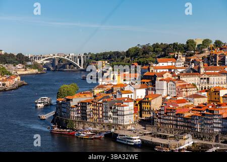 Porto, Portugal vue sur le centre historique de Porto et le fleuve Douro. Banque D'Images