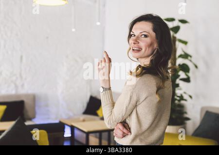 Bon à la femme d'âge moyen à la maison portrait. Femme d'affaires élégant. Middle-Aged Woman Standing In Meadow Banque D'Images