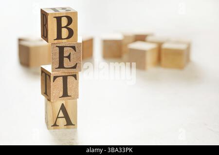 Quatre cubes en bois disposés en pile avec le mot BÊTA sur eux, espace pour l'image de texte en bas à droite, Liptovsky Hradok, Slovaquie, Europe Banque D'Images