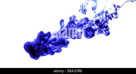 Encre bleue injectée dans l'eau à partir de la seringue, couleur se mélangeant à l'eau créant des formes abstraites, bannière avec espace pour le texte à droite, Liptovsky Mikulas Banque D'Images