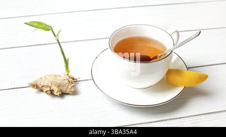Tasse en porcelaine avec thé ambré chaud, et tranche de citron, texte de germe vert de racine de gingembre sec sur le bureau des tableaux blancs, Liptovsky Hradok, Slovaquie, Europe Banque D'Images