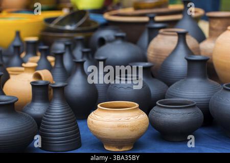Des vases d'argile de différentes couleurs. La céramique Banque D'Images