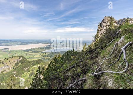 Randonnée pédestre et escalade sur le Tegelberg via la via ferrata au château de Neuschwanstein dans les Alpes d'Ammergau près de Schwangau Banque D'Images