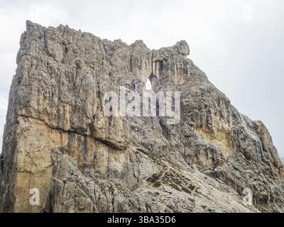 Escalade sur le Rotwand et Masare via ferrata dans la roseraie dans les Dolomites, Tyrol du Sud, Italie, Europe Banque D'Images