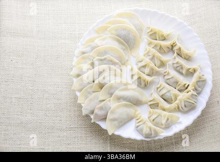 Boulettes japonaises frites, les boulettes en forme de demi-lune servies dans les restaurants asiatiques en apéritif ou en accompagnement, farce de porc et de légumes Banque D'Images
