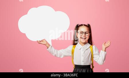 Écolière moderne. Un enfant gai possède un nuage abstrait, de l'espace libre Banque D'Images