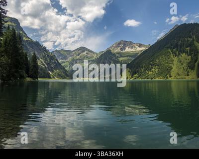 Magnifique randonnée autour du Vilsalpsee avec une cascade Banque D'Images