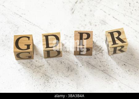 Quatre cubes en bois avec les lettres GDPR signifiant Règlement général sur la protection des données sur le tableau de travail blanc, Liptovsky Hradok, Slovaquie, Europe Banque D'Images