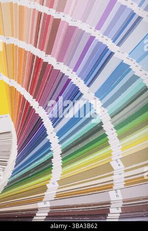 Palette d'échantillons de papier pour choisir la couleur du mur pour la peinture Banque D'Images