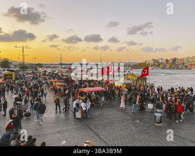 Le 27 octobre 2019. La place d'Eminonu par sunset, Istanbul, en Turquie. Les gens reste et socialiser dans un square près de pont de Galata, shopping et historique desti Banque D'Images