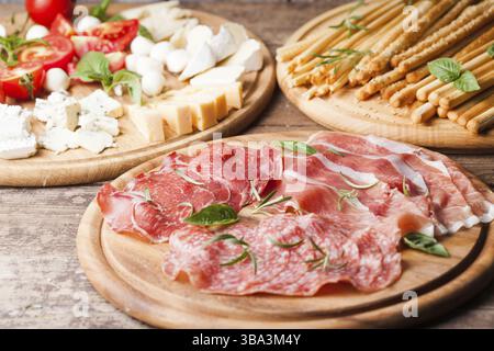 Apéritif italien - différents types de jambon, fromage et grissini Banque D'Images