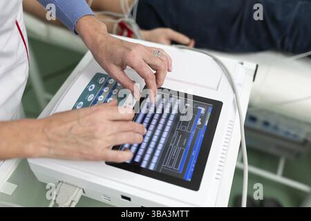 Équipement médical pour électrocardiogramme.Médecins effectuant un test ECG sur un patient masculin.Diagnostic de maladie cardiaque crise cardiaque, tachycardie.Electrocardiograp Banque D'Images