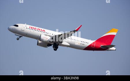 L'avion de ligne Airbus A320-251N EC-MXY entame son décollage Banque D'Images
