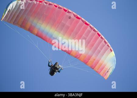 Weissrussland Stadt Gomel 7. Oktober 2018. Auftritte auf Paragliding. Ein Gleitschirm fliegt in den Himmel unter einem mehrfarbigen Gleitschirm Banque D'Images