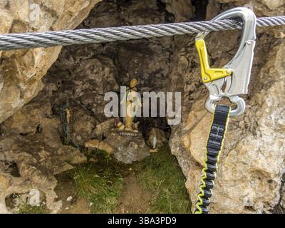 Escalade sur le Rotwand et Masare via ferrata dans la roseraie dans les Dolomites, Tyrol du Sud, Italie, Europe Banque D'Images
