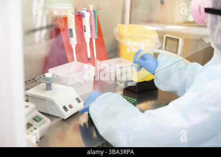 31 mai 2021.Biélorussie, la ville de Gomil.Hôpital des maladies infectieuses.Médecin assistant de laboratoire dans le laboratoire des maladies infectieuses examine le Banque D'Images