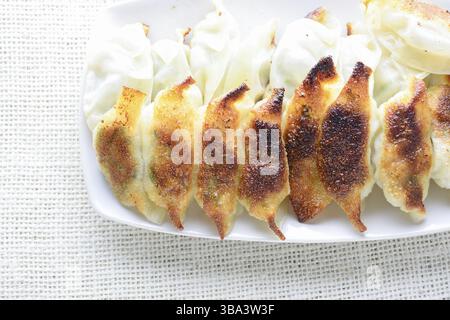 Boulettes japonaises frites, les boulettes en forme de demi-lune servies dans les restaurants asiatiques en apéritif ou en accompagnement, farce de porc et de légumes Banque D'Images