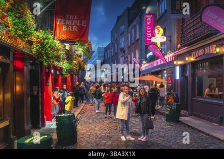 Dublin, Irlande, août 2019 foules de personnes ayant du bon temps à Temple Bar Street, célèbre pour ses pubs, restaurants et vie nocturne, la photographie de nuit Banque D'Images