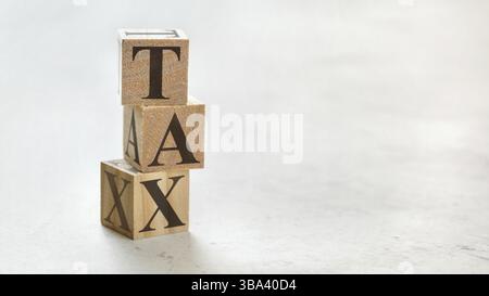 Pile avec trois cubes en bois - lettres TAXE sur eux, espace pour plus de texte / images sur le côté droit, Liptovsky Hradok, Slovaquie, Europe Banque D'Images