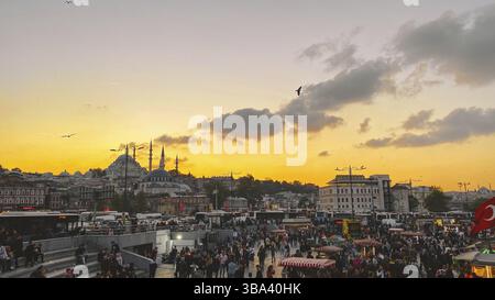 Le 27 octobre 2019. La place d'Eminonu par sunset, Istanbul, en Turquie. Les gens reste et socialiser dans un square près de pont de Galata, shopping et historique desti Banque D'Images