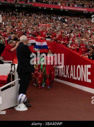 Anfield, Liverpool le dimanche 11 mai 2025. Virgil van Dijk de Liverpool mène l'équipe de Liverpool lors du match de premier League entre Liverpool et Arsenal à Anfield, Liverpool, dimanche 11 mai 2025. (Photo : Steven Halliwell | mi News) crédit : MI News & Sport /Alamy Live News Banque D'Images