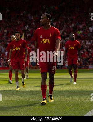 Anfield, Liverpool le dimanche 11 mai 2025. Ryan Gravenberch de Liverpool se réchauffe lors du match de premier League entre Liverpool et Arsenal à Anfield, Liverpool le dimanche 11 mai 2025. (Photo : Steven Halliwell | mi News) crédit : MI News & Sport /Alamy Live News Banque D'Images