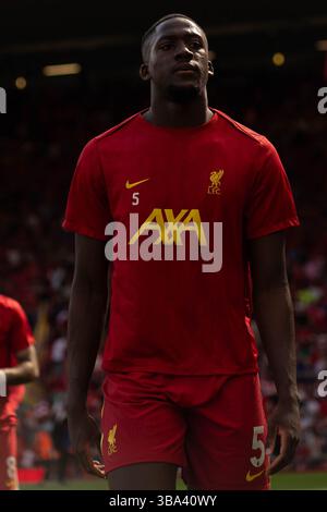 Anfield, Liverpool le dimanche 11 mai 2025. Ibrahima Konate de Liverpool se réchauffe lors du match de premier League entre Liverpool et Arsenal à Anfield, Liverpool le dimanche 11 mai 2025. (Photo : Steven Halliwell | mi News) crédit : MI News & Sport /Alamy Live News Banque D'Images