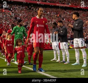 Anfield, Liverpool le dimanche 11 mai 2025. Virgil van Dijk de Liverpool mène l'équipe de Liverpool lors du match de premier League entre Liverpool et Arsenal à Anfield, Liverpool, dimanche 11 mai 2025. (Photo : Steven Halliwell | mi News) crédit : MI News & Sport /Alamy Live News Banque D'Images