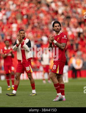 Anfield, Liverpool le dimanche 11 mai 2025. Dominik Szoboszlai de Liverpool applaudit ses fans après le match de premier League entre Liverpool et Arsenal à Anfield, Liverpool, dimanche 11 mai 2025. (Photo : Steven Halliwell | mi News) crédit : MI News & Sport /Alamy Live News Banque D'Images