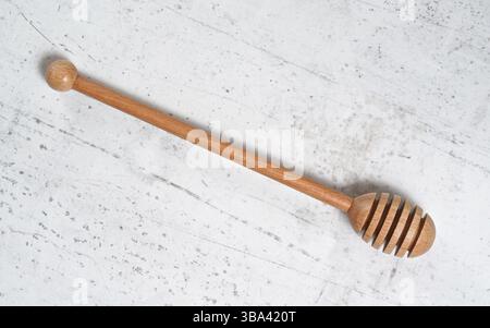 Simple trempette de miel en bois sur panneau de pierre blanche, vue d'en haut, Liptovsky Hradok, Slovaquie, Europe Banque D'Images