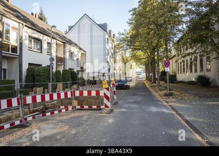 Réparation du pipeline dans la rue de la ville. Chantier de construction sur une conduite d'alimentation en eau potable endommagée. Fermé à la circulation. Réparation de communications souterraines Banque D'Images
