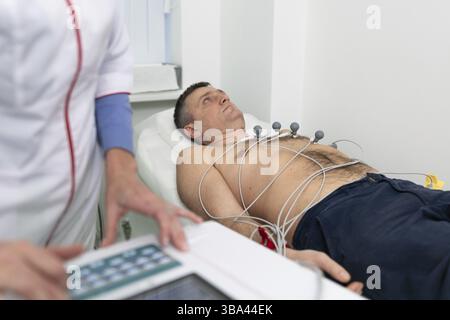 Équipement médical pour électrocardiogramme.Médecins effectuant un test ECG sur un patient masculin.Diagnostic de maladie cardiaque crise cardiaque, tachycardie.Electrocardiograp Banque D'Images