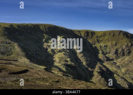 Colline de Tonelagee Mountain avec des sillons profonds, magnifiquement accentués par le jeu de lumière et d'ombre. Randonnée dans les montagnes de Wicklow, Irlande, Europe Banque D'Images
