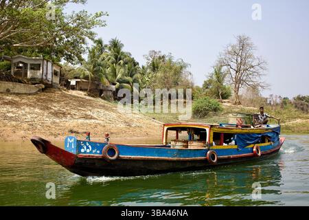 Un petit bateau cargo traverse le lac Kaptai, transportant des marchandises à travers les voies navigables rurales près de Rangamati, dans le sud-est du Bangladesh. Banque D'Images