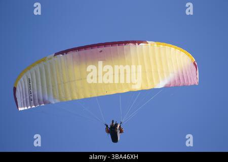 Weissrussland Stadt Gomel 7. Oktober 2018. Auftritte auf Paragliding. Ein Gleitschirm fliegt in den Himmel unter einem mehrfarbigen Gleitschirm. Mann Banque D'Images