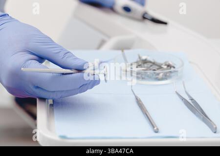 Instruments dentaires pour tester la cavité buccale et Doctor&#39, s main close up Banque D'Images