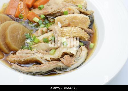 Saumon dans la source de soja avec légumes, soupe de maw de poisson Banque D'Images