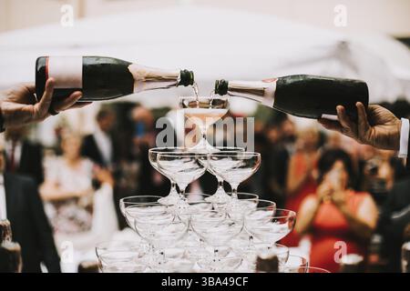 Photo de la pyramide des verres à champagne dans une fête Banque D'Images