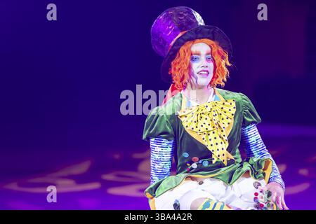 Biélorussie, Gomel, 1er avril 2018. Gomel State Circus.Girls dans un costume de clown dans un chapeau noir avec les cheveux roux, Europe Banque D'Images