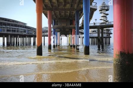 Low angle view sur les poteaux d'une jetée dans la mer en été à Scheveningen, Pays-Bas Banque D'Images