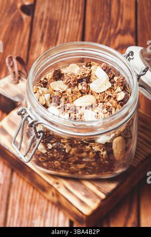 Granola dans un bocal sur la table en bois de près Banque D'Images